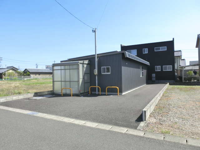 泉2丁目3階建て貸家